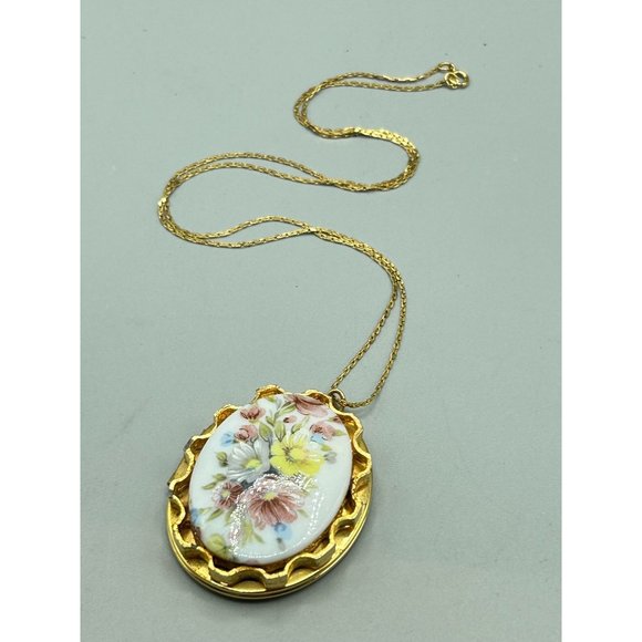 Vintage Floral Locket Gold Tone Necklace Oval Picture Holder Keepsake Floral - Picture 7 of 8